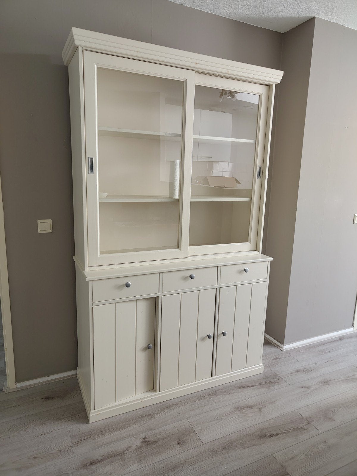 Mooie crèmekleurige vitrinekast met lades en deuren, Ophalen, Glas, Zo goed als nieuw, Landelijk, Klassiek