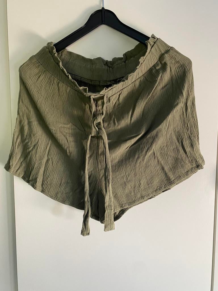Korte broek, groen, van H&M maat 38, Kleding | Dames, Maat 38/40 (M), Kort, Ophalen of Verzenden, Zo goed als nieuw