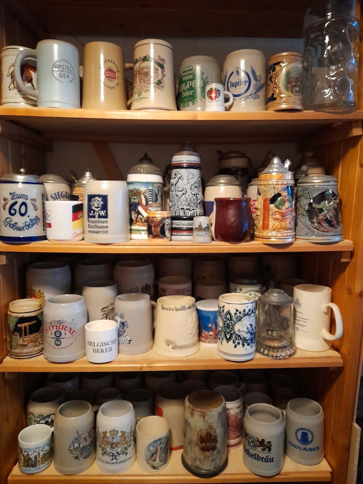 Grote collectie bierpullen/kroezen inclusief kast, Ophalen, Gebruikt