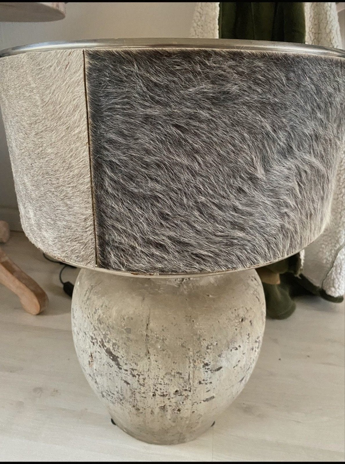 Unieke tafellamp met koeienhuid kap en robuuste voet, Ophalen, Met kap, Natuurlijk materiaal, Overige kleuren