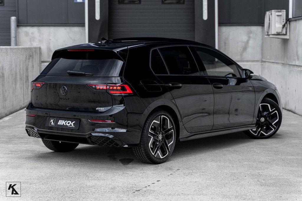 Volkswagen Golf 1.5 eTSI | 2025 | R-Line Black Edition |Luxe, 4 cilinders, Zwart, Bedrijf, Automatische klimaatregeling