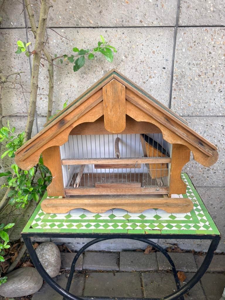 houten vogelkooi met een puntdak en metalen spijlen, Ophalen of Verzenden, Zo goed als nieuw, Metaal, Vogelkooi