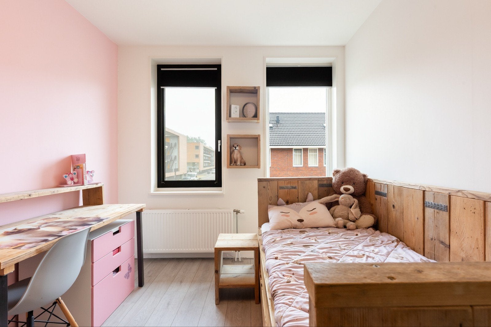 Complete steigerhouten kinderkamer met uitschuifbaar logeerb, Ophalen, 85 tot 100 cm, Zo goed als nieuw, Lattenbodem