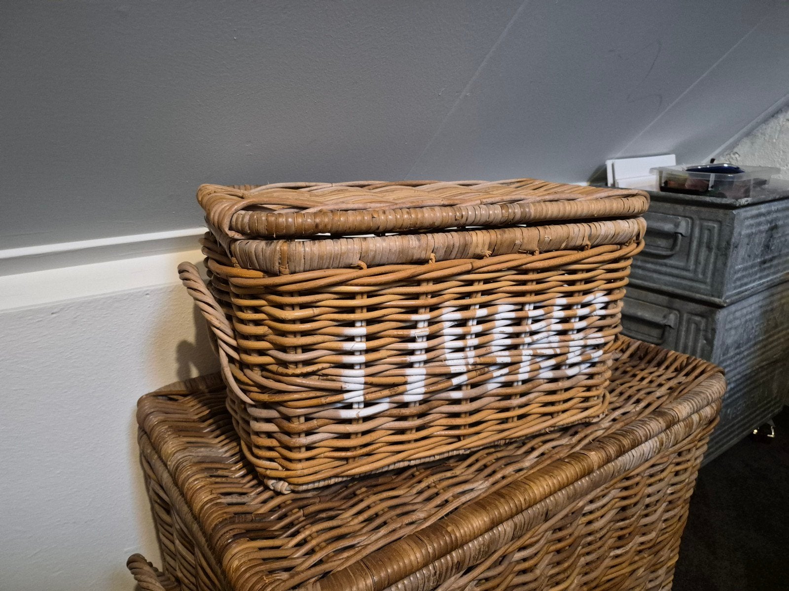 Rotan mand met deksel en handvatten, Ophalen, Overige materialen, Gebruikt, 50 tot 100 cm