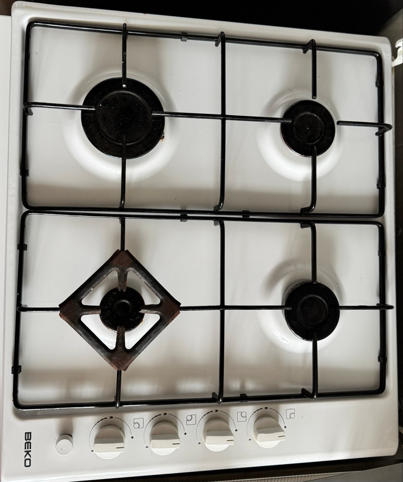 Beko gasfornuis met 4 pitten en glazen deksel, Gebruikt, Gas, 85 tot 90 cm, 4 kookzones