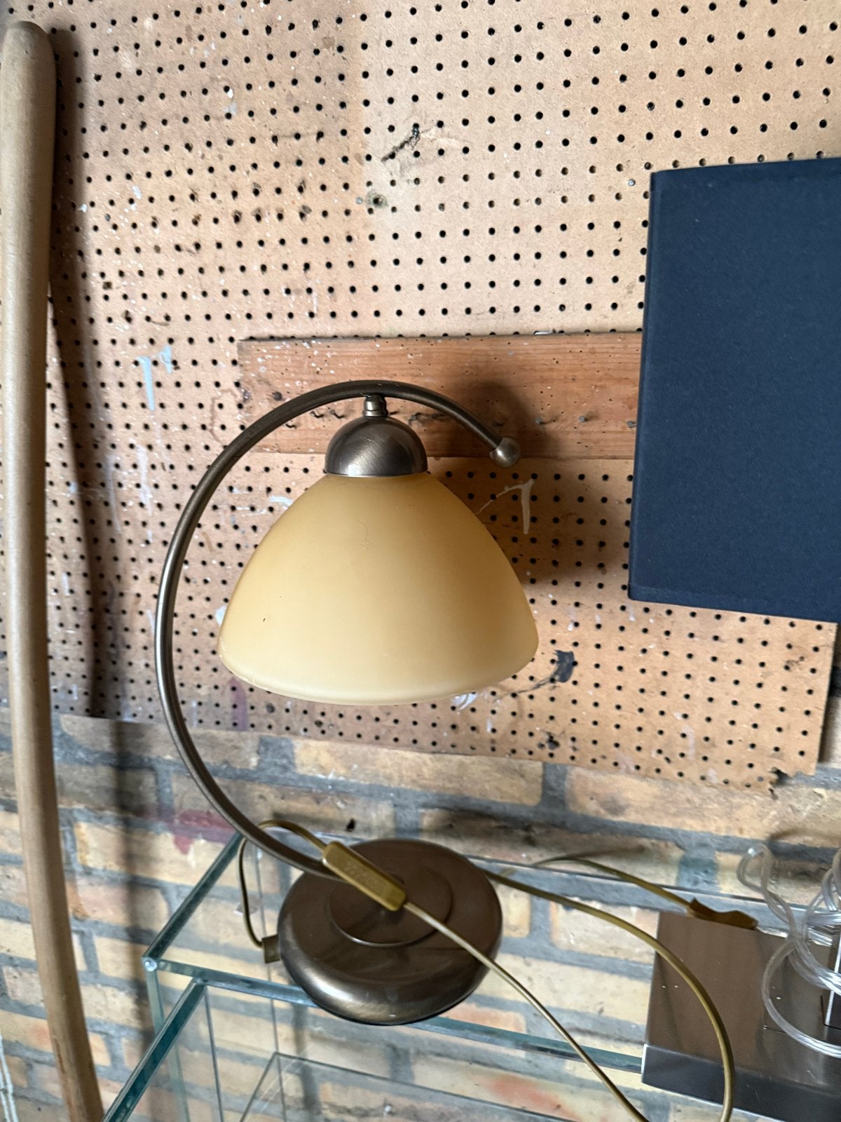 Vintage Tafellamp met Glazen Kap - Gebruikt, Ophalen, Gebruikt, Glas, 50 tot 75 cm