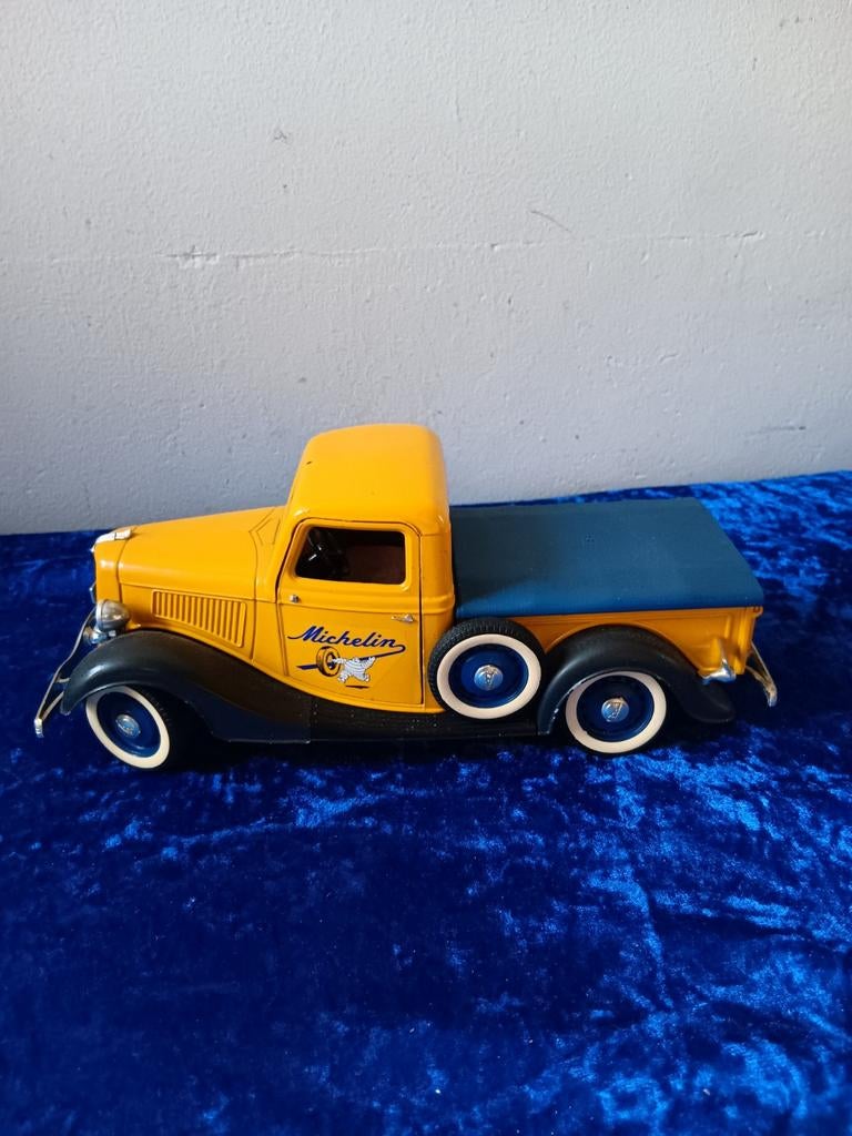 Solido Ford V8 Michelin truck - 1936 schaalmodel 1/19, Ophalen of Verzenden