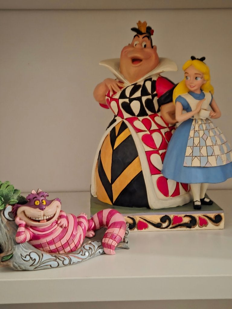 Disney Traditions Alice Queen of Hearts, Cheshire Cat, Ophalen of Verzenden, Overige figuren, Zo goed als nieuw, Beeldje of Figuurtje
