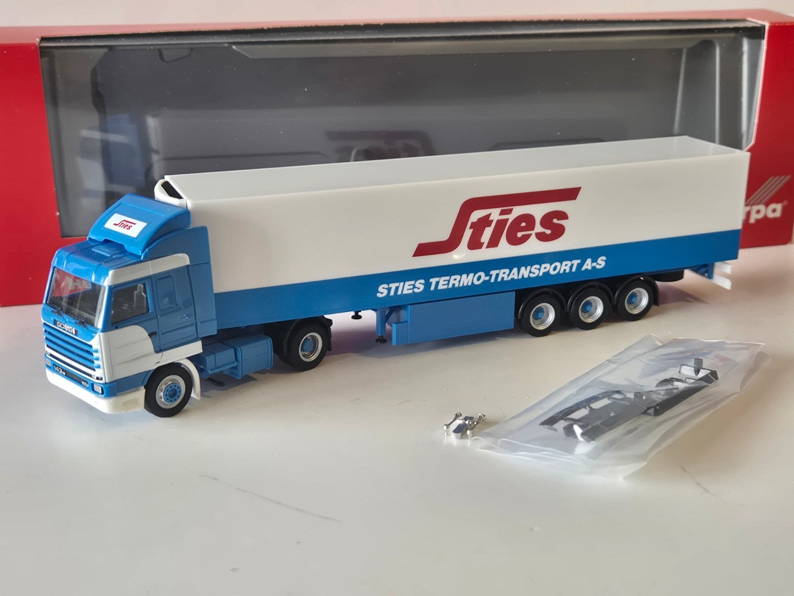Herpa Scania 143 Topline Sties, Hobby en Vrije tijd, Modelauto's | 1:87, Ophalen of Verzenden, Nieuw, Bus of Vrachtwagen, Herpa