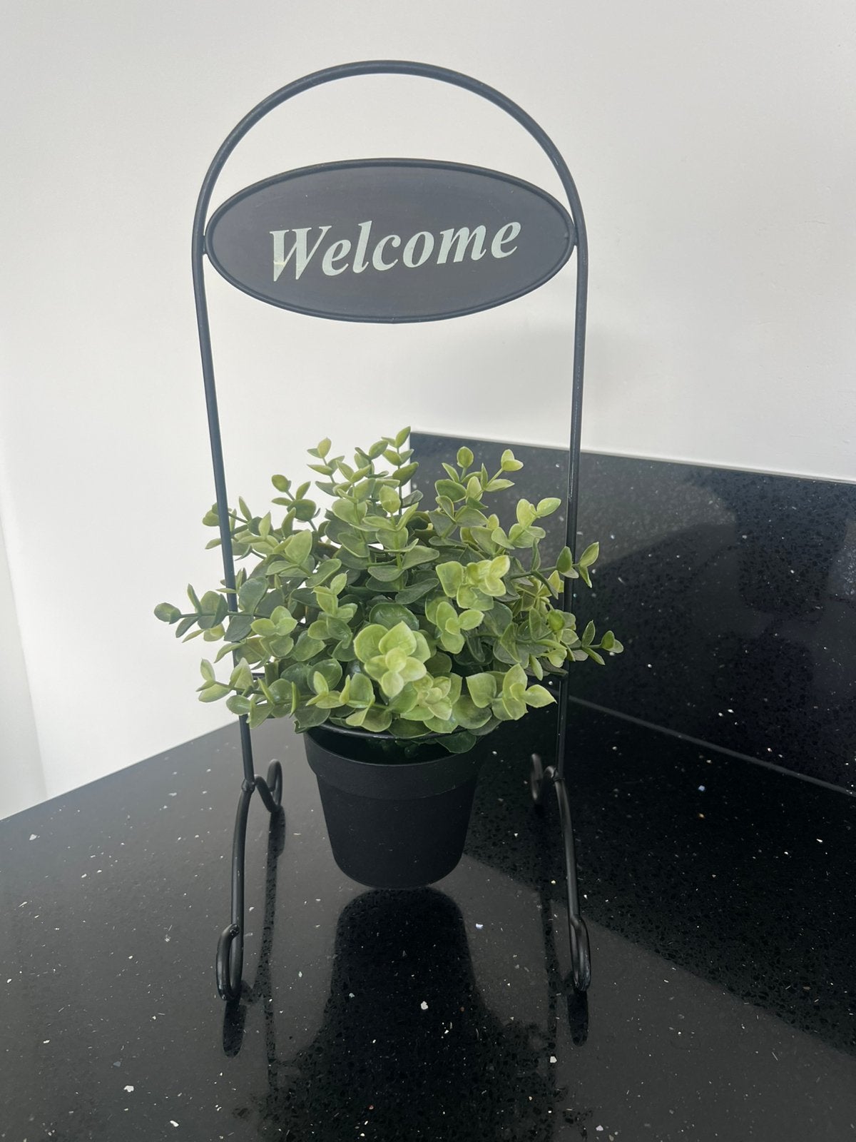 Zwarte metalen plantenstandaard met een "Welcome" bordje, Tuin en Terras, Kunststof, Minder dan 30 cm, Rond, Nieuw