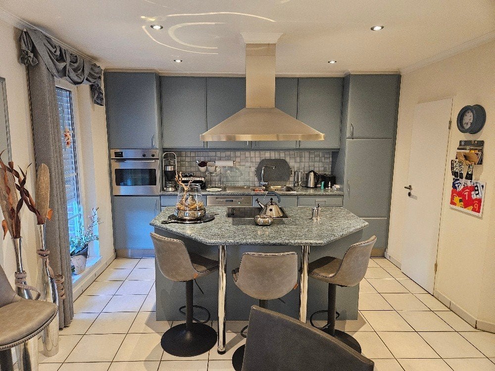 Keuken met kookeiland en apparaten, Ophalen, Blauw, Enkelwandige keuken, Zo goed als nieuw