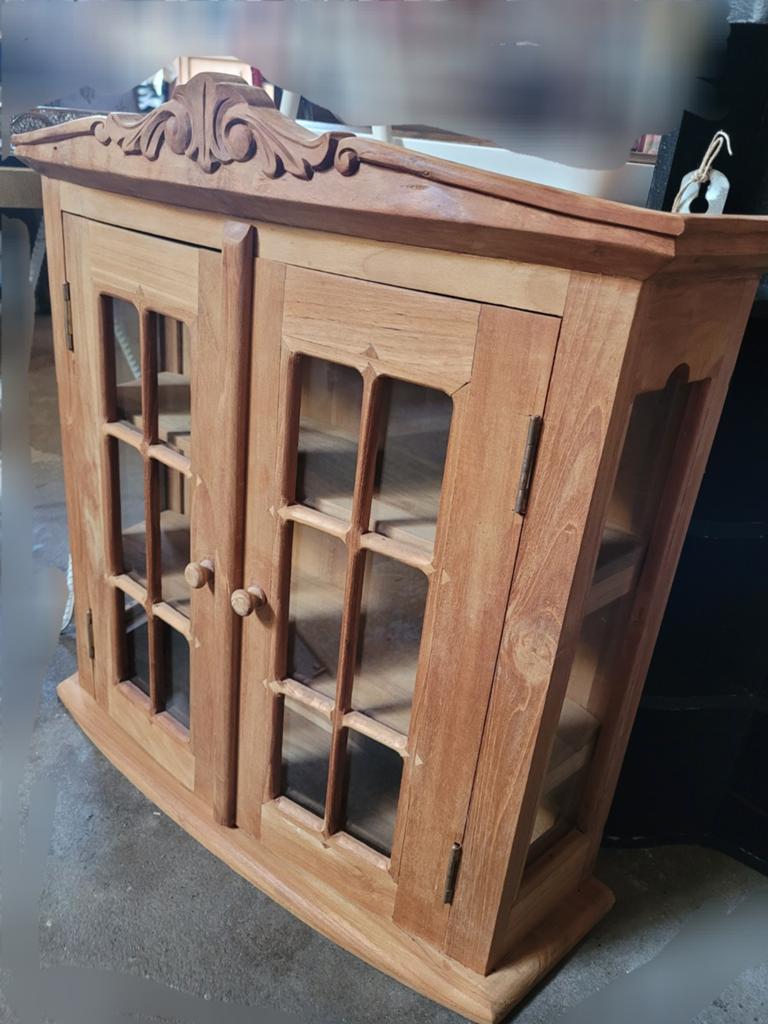 Teakhouten Vitrinekastje met Gesneden Kuif, Huis en Inrichting, Kasten | Vitrinekasten, Gebruikt, Minder dan 100 cm, 50 tot 100 cm