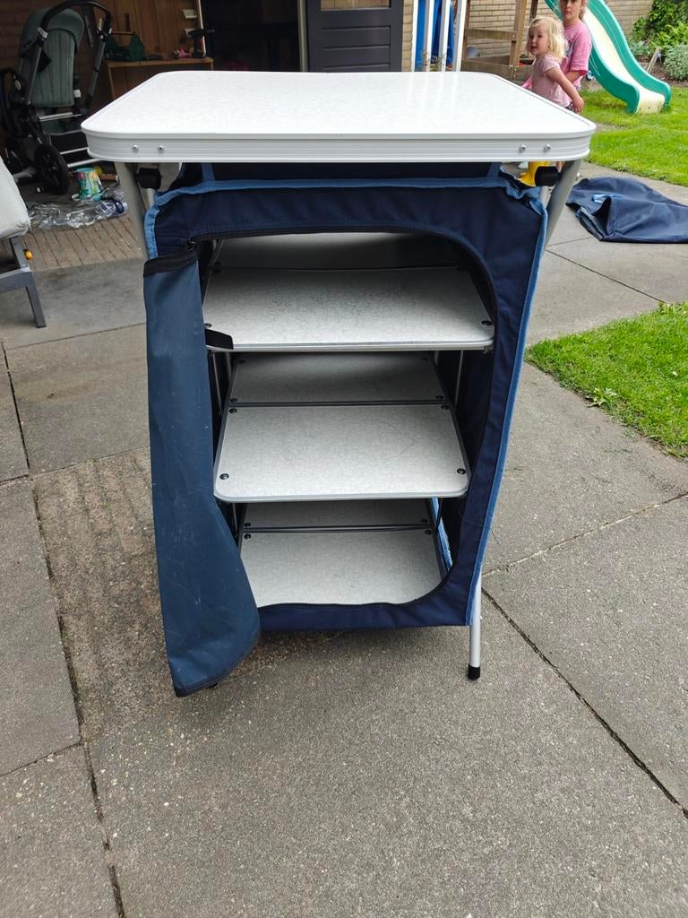 Kastje voor op de camping, Ophalen, Campingkast