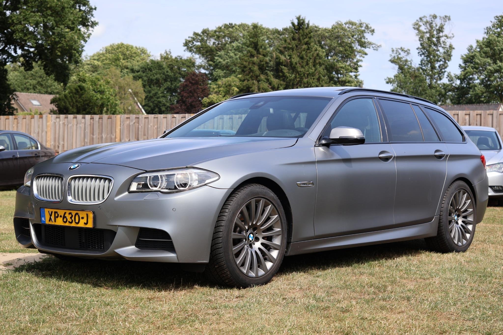 BMW 5-serie Touring M550xd M-Sport l Pano l Frozen grey l He, Automaat, Gebruikt, 2993 cc, Leder
