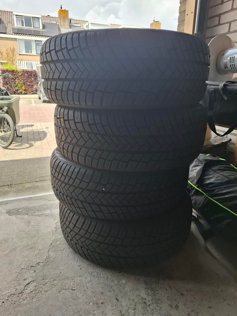 Winterbanden Vredestein 215/50 R18 92V, Auto-onderdelen, Banden en Velgen, Ophalen, 18 inch, Winterbanden, Band(en)
