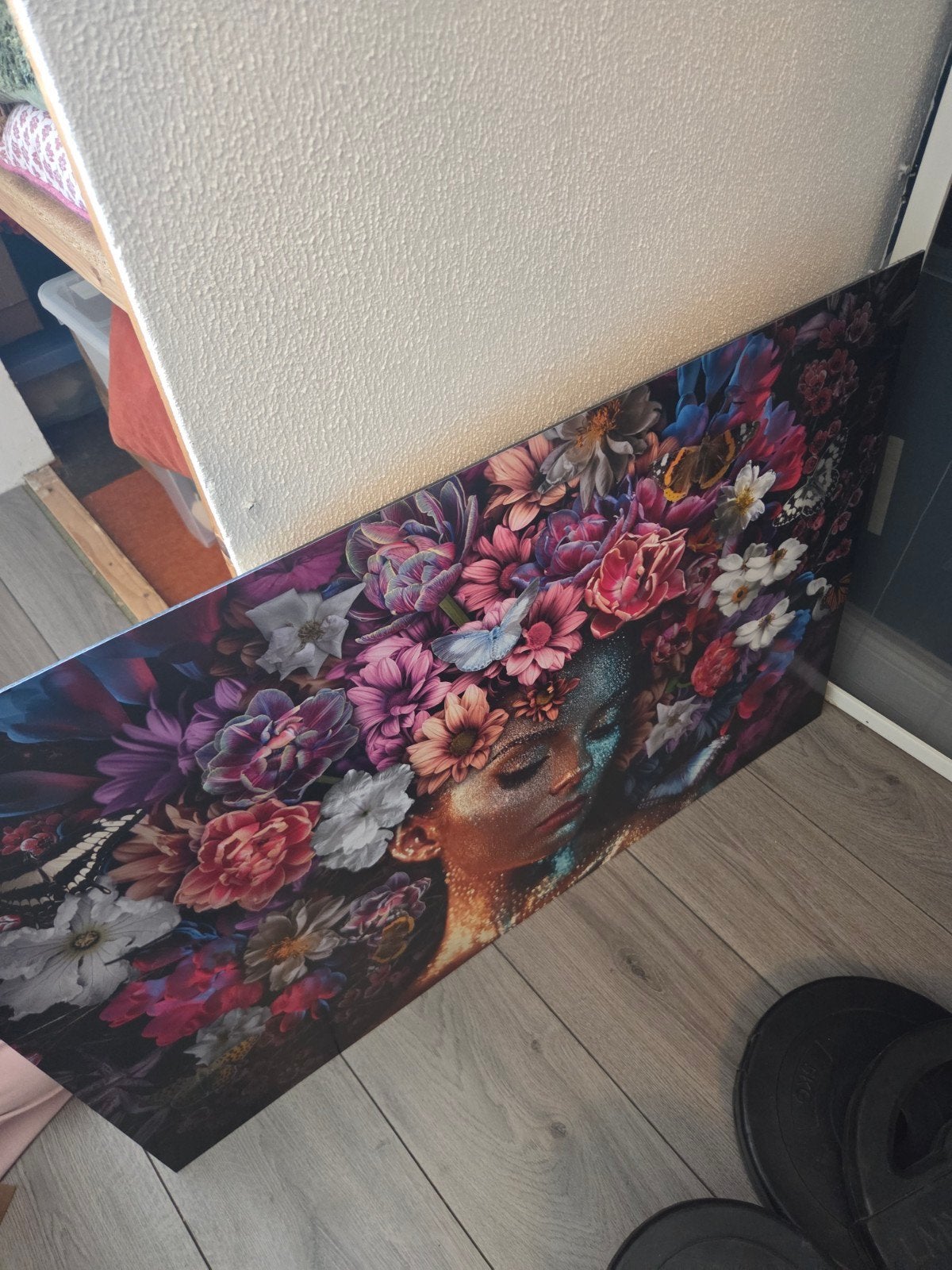 Schilderij Vrouw met Bloemen en Vlinders, Ophalen, Figuren, Hout, Op houten frame