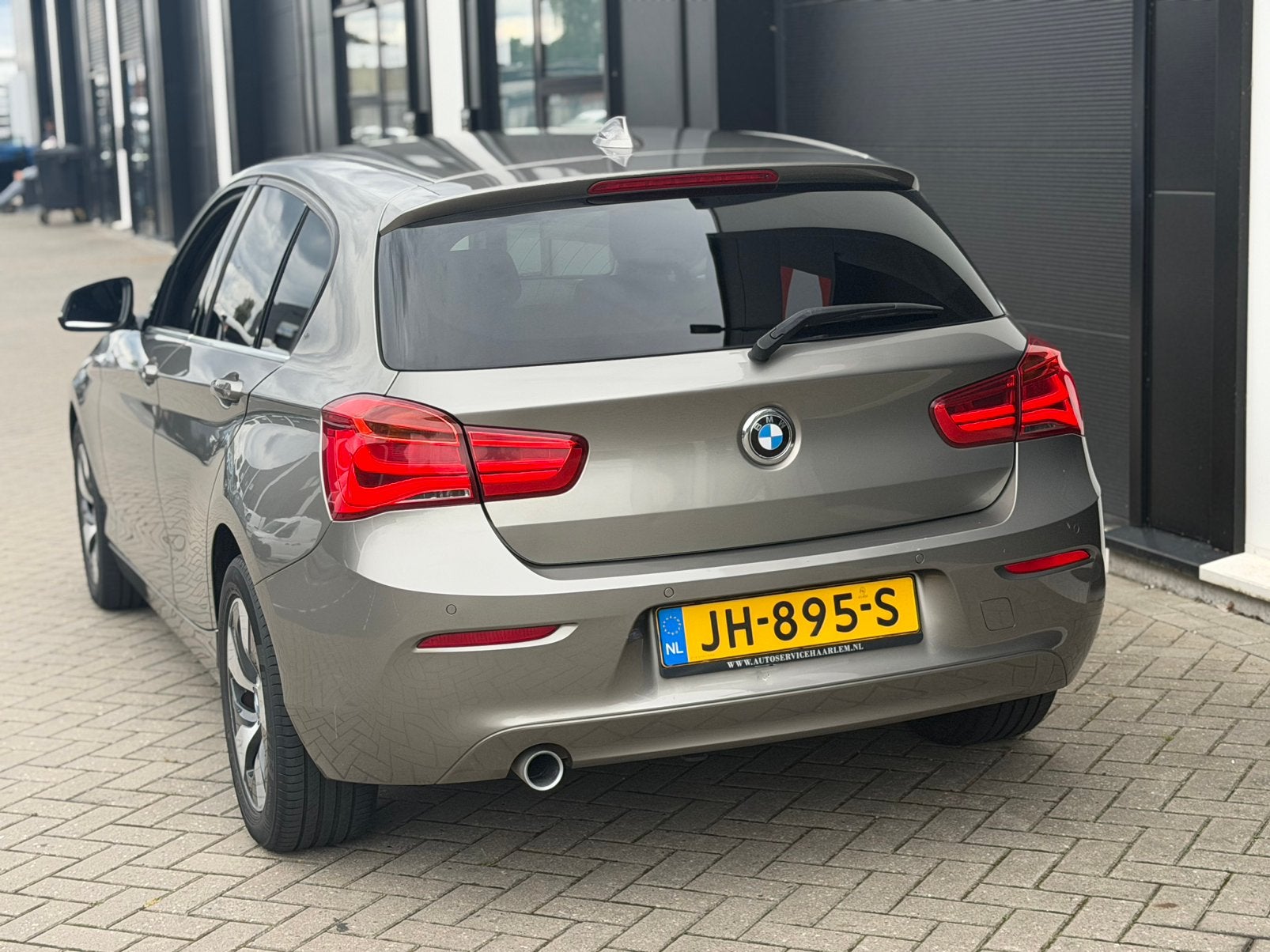 BMW 1-Serie 118i 136pk EDE Automaat 2016 Grijs, Auto's, 1295 kg, Origineel Nederlands, Bedrijf, 650 kg