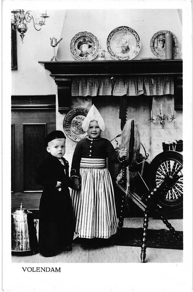 936135	Volendam	Klederdracht	kinderen	NH 1956	Gelopen