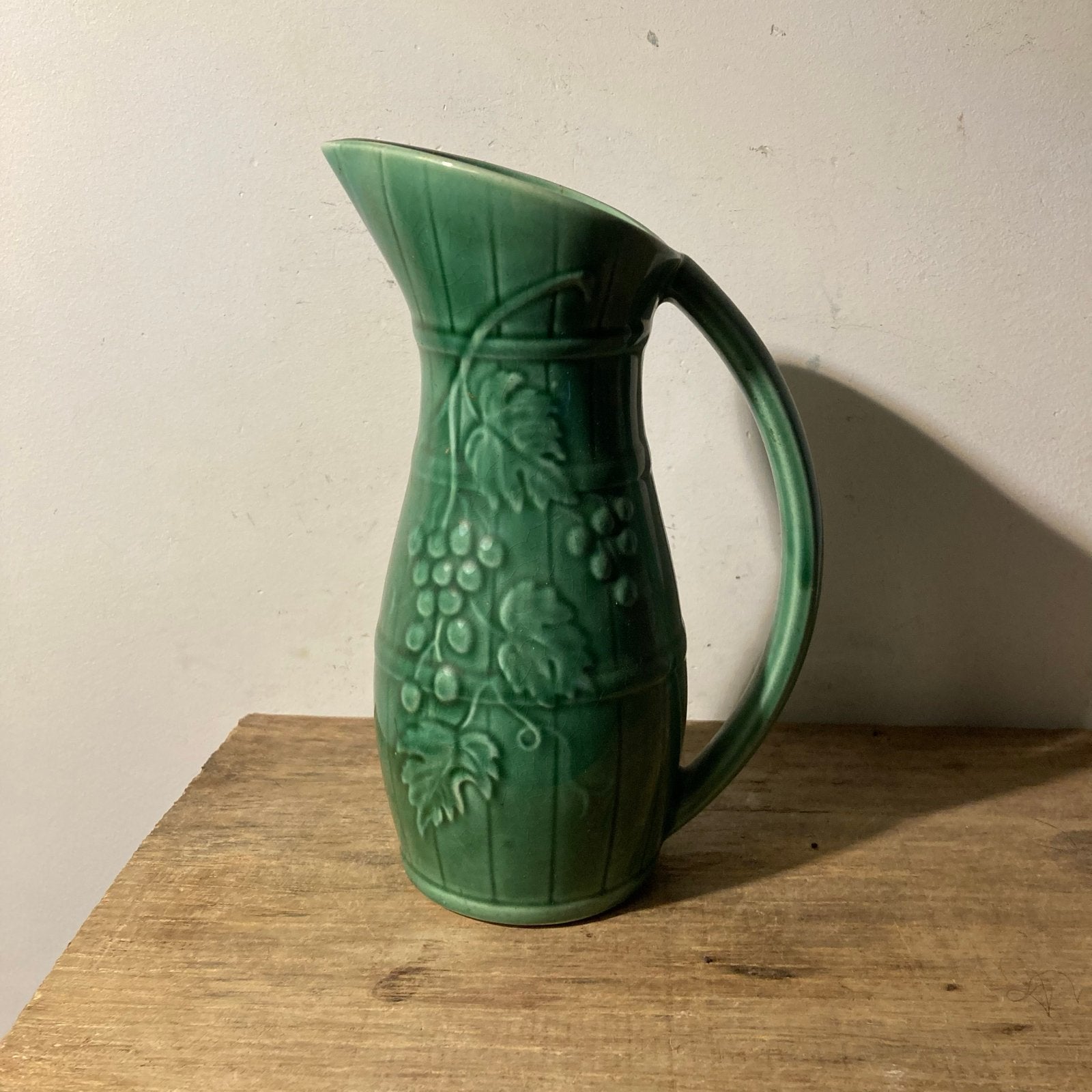 Vintage Sarreguemines Majolica Wijnkan - Groen Druivenreliëf, Antiek en Kunst, Ophalen of Verzenden