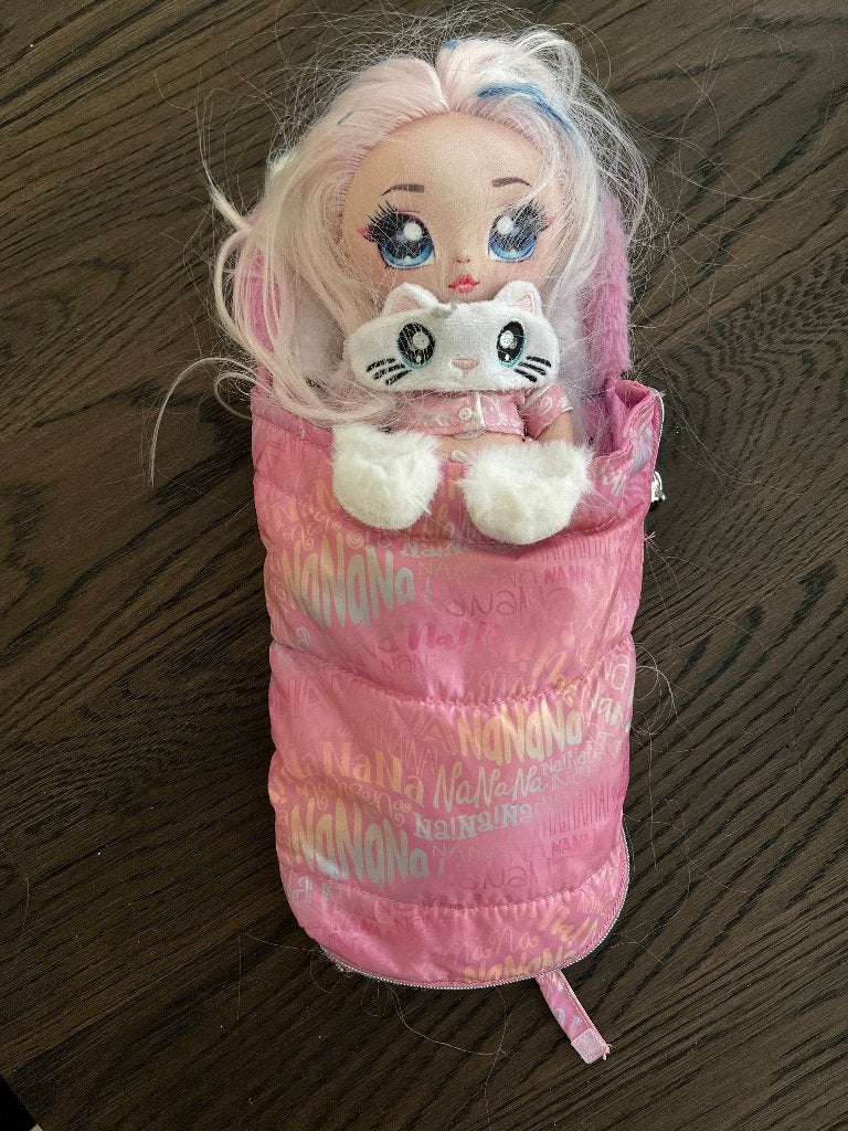 Na! Na! Na! Surprise Premium set - Mila Rose in slaapzak, Ophalen of Verzenden, Zo goed als nieuw, Pop