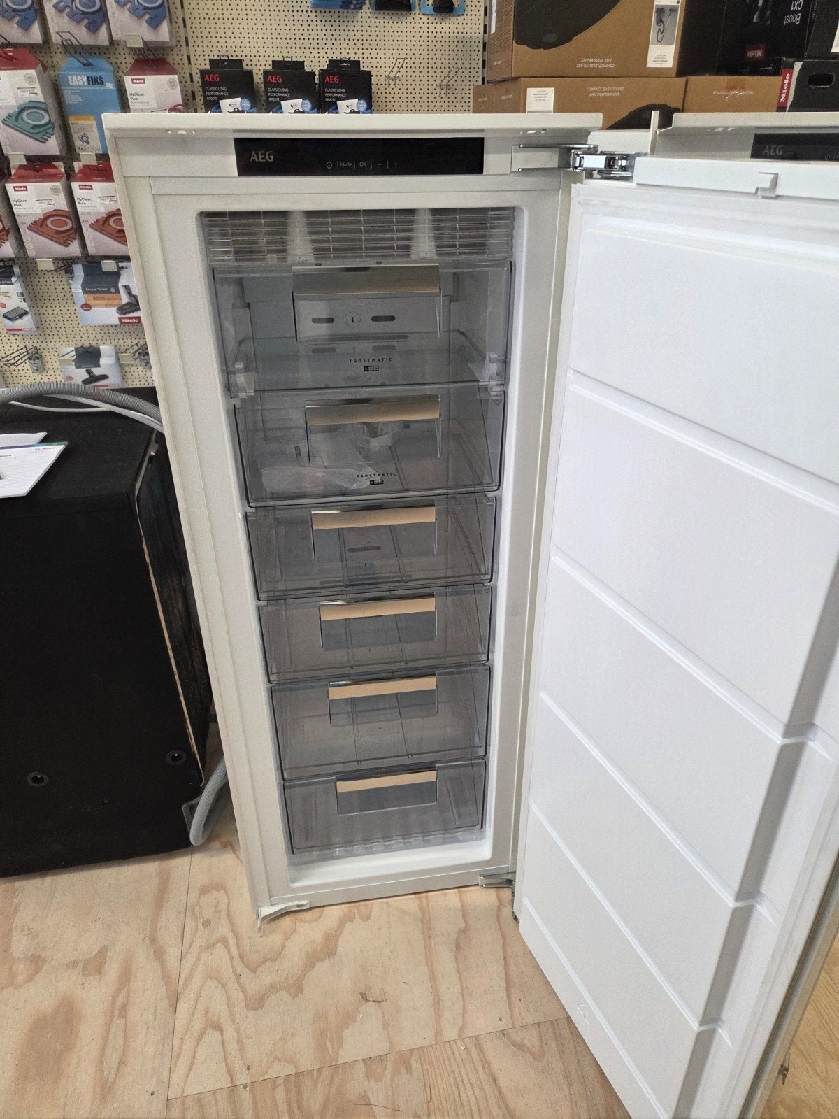 AEG 140 cm Inbouw Vrieskast - Deur op deur bevestiging, Witgoed en Apparatuur, Vriezers en Diepvrieskisten, Ophalen