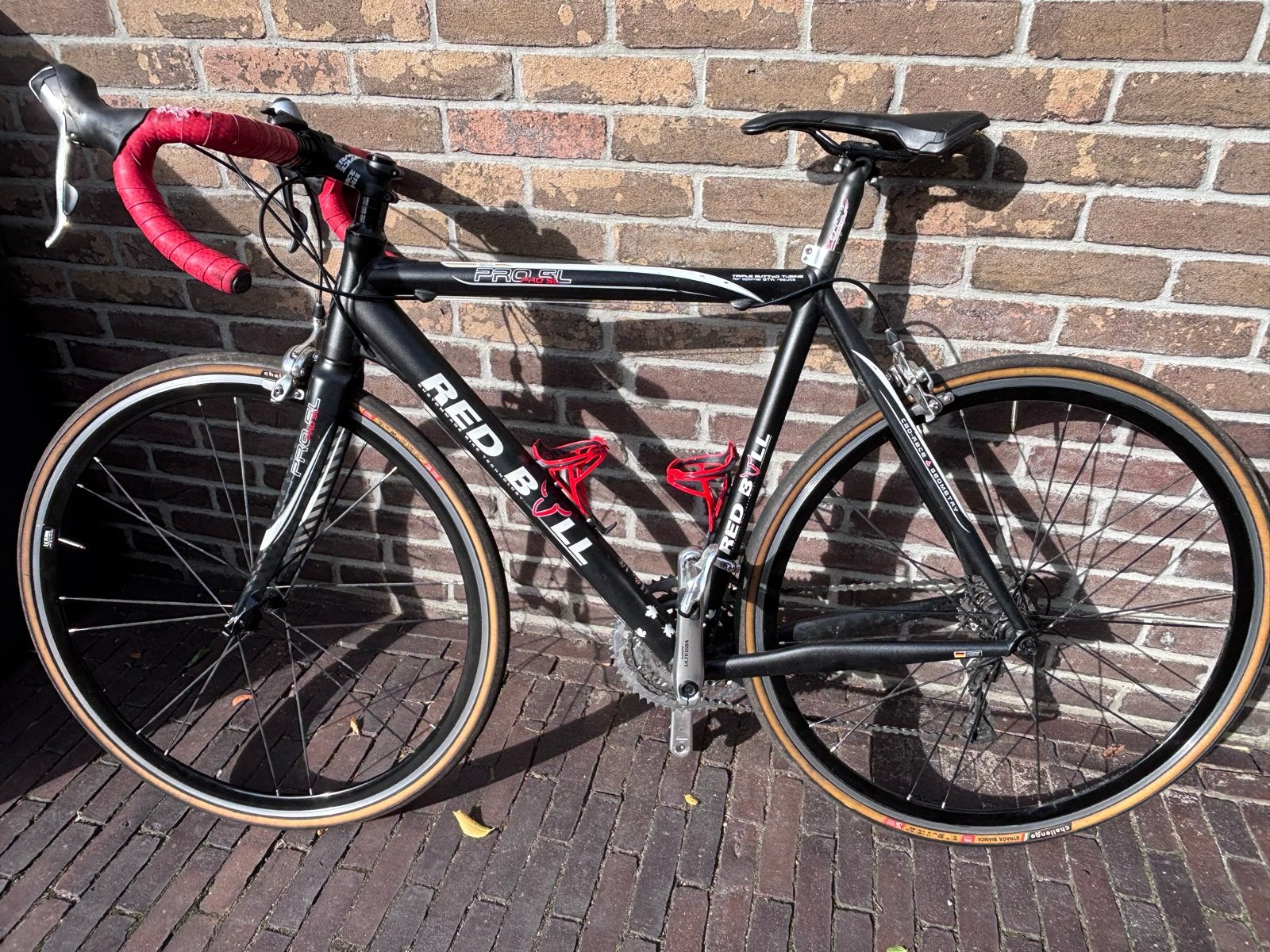 Red Bull racefiets uit 2009 met gravelbanden en extra's, Fietsen en Brommers, Gebruikt, Aluminium, Meer dan 20 versnellingen, Ophalen