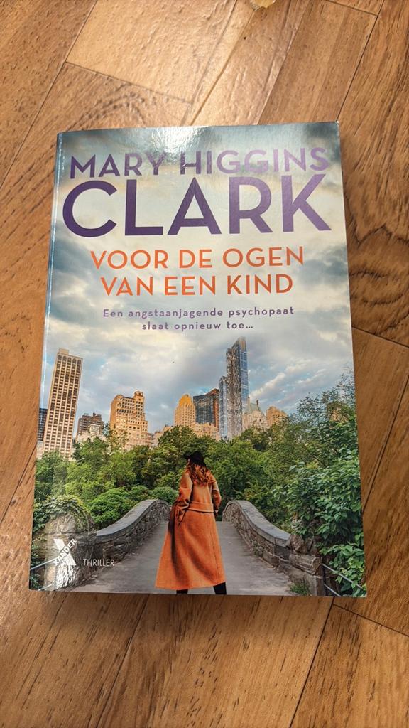 Mary Higgins Clark - Voor de ogen van een kind, Ophalen of Verzenden, Gelezen, Mary Higgins Clark