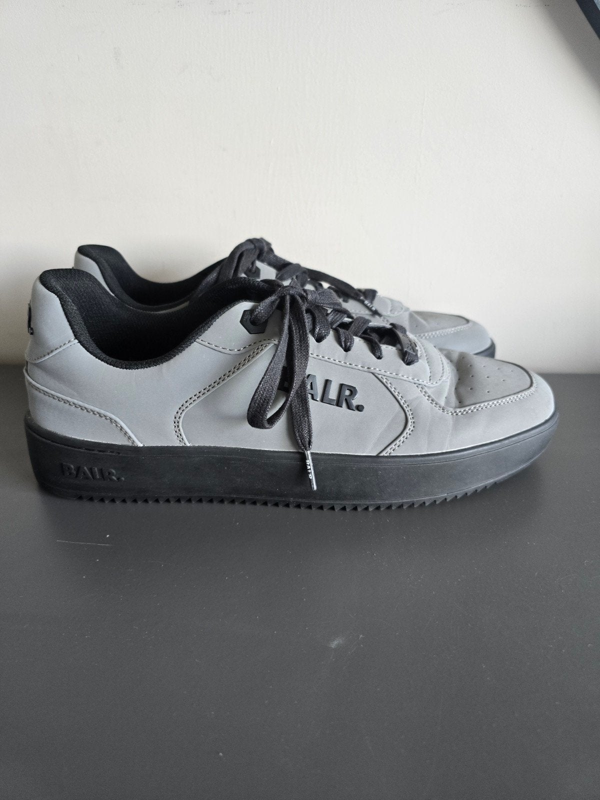 BALR. reflecterende grijze sneakers 45, Kleding | Heren, Schoenen, Ophalen of Verzenden, Zo goed als nieuw, Overige kleuren