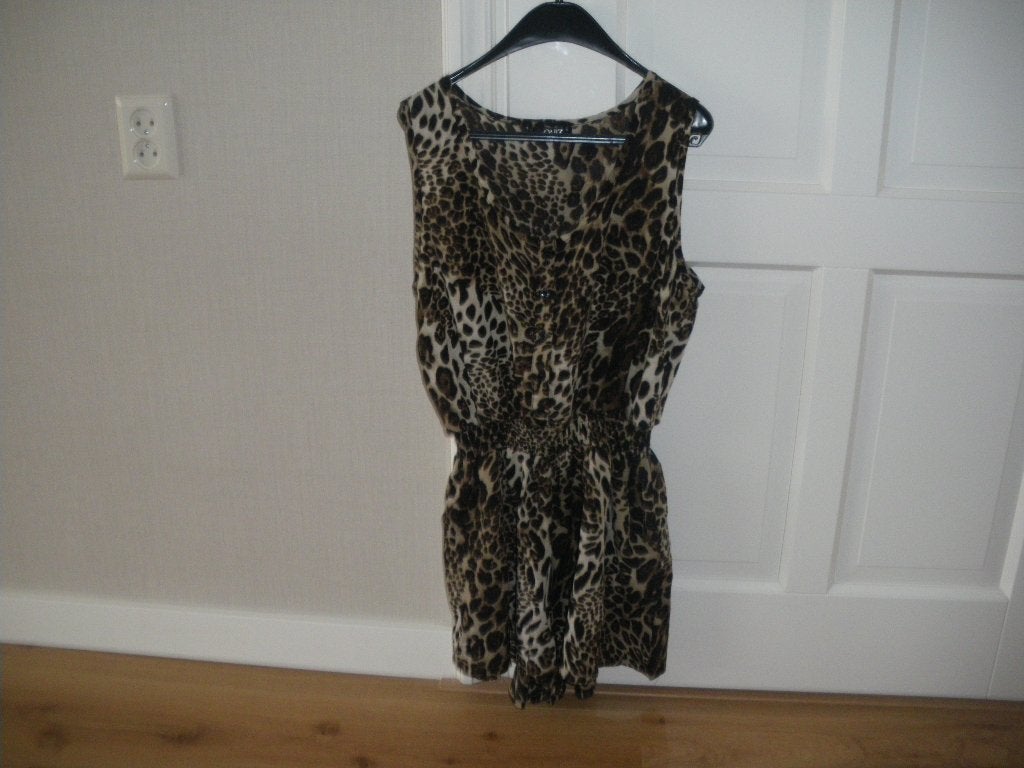 zgan mooie korte zomer jumpsuit tijger print mt 38/40 quiz, Ophalen of Verzenden, Zo goed als nieuw, Maat 38/40 (M), Bruin