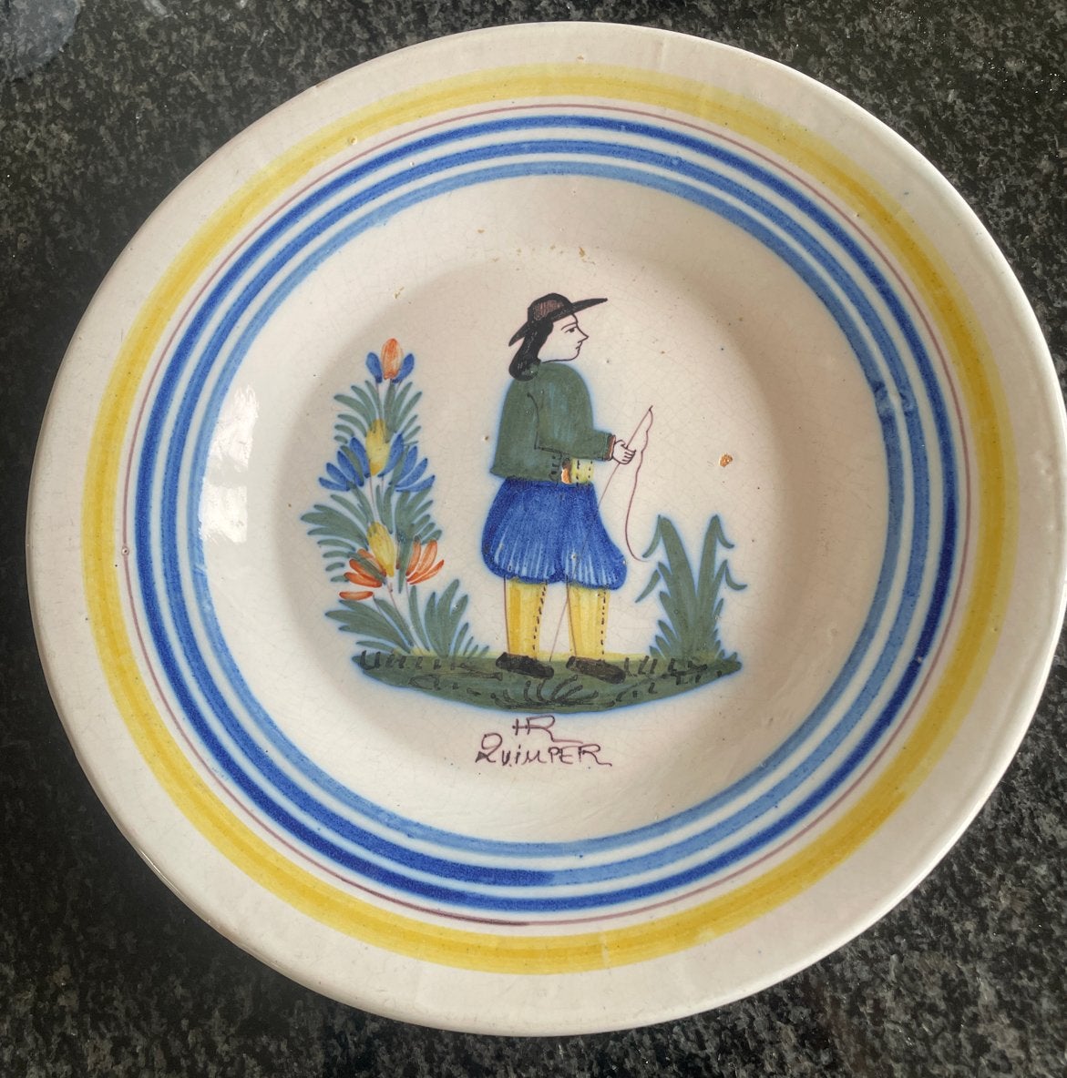 Antiek Quimper bord met visser decoratie, 23 cm doorsnede, Antiek en Kunst, Antiek | Porselein, Ophalen of Verzenden