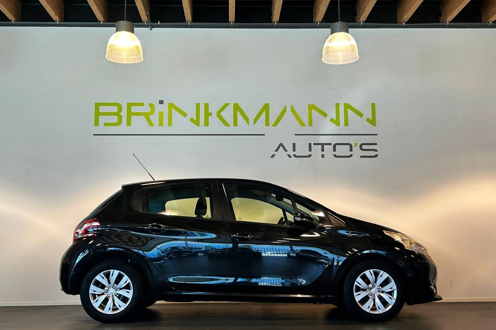 Peugeot 208 1.4 VTi Envy - 5drs - ECC - PDC - Nav. - APK tot, Voorwielaandrijving, Euro 5, Stof, Zwart