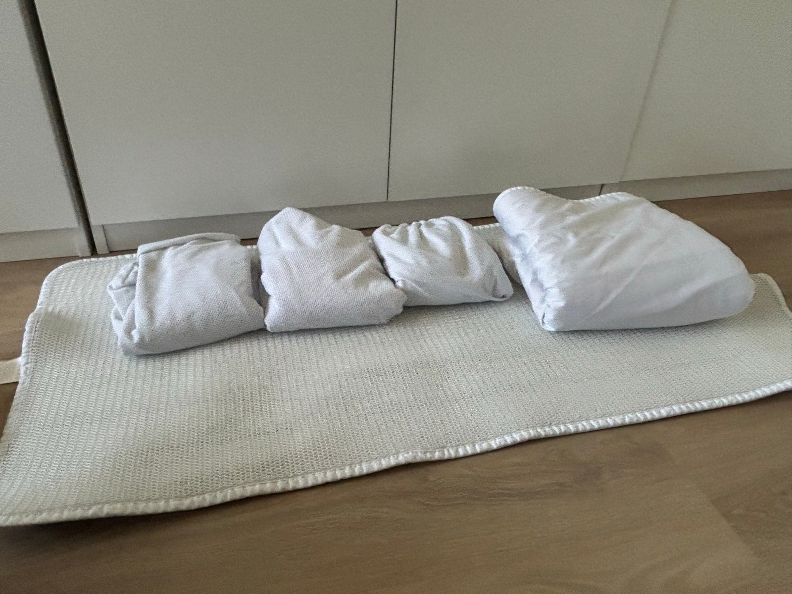 Aerosleep 2 matrasbeschermers en 3 hoeslakens 60x120, Jongetje of Meisje, Ophalen of Verzenden, Zo goed als nieuw, Wit