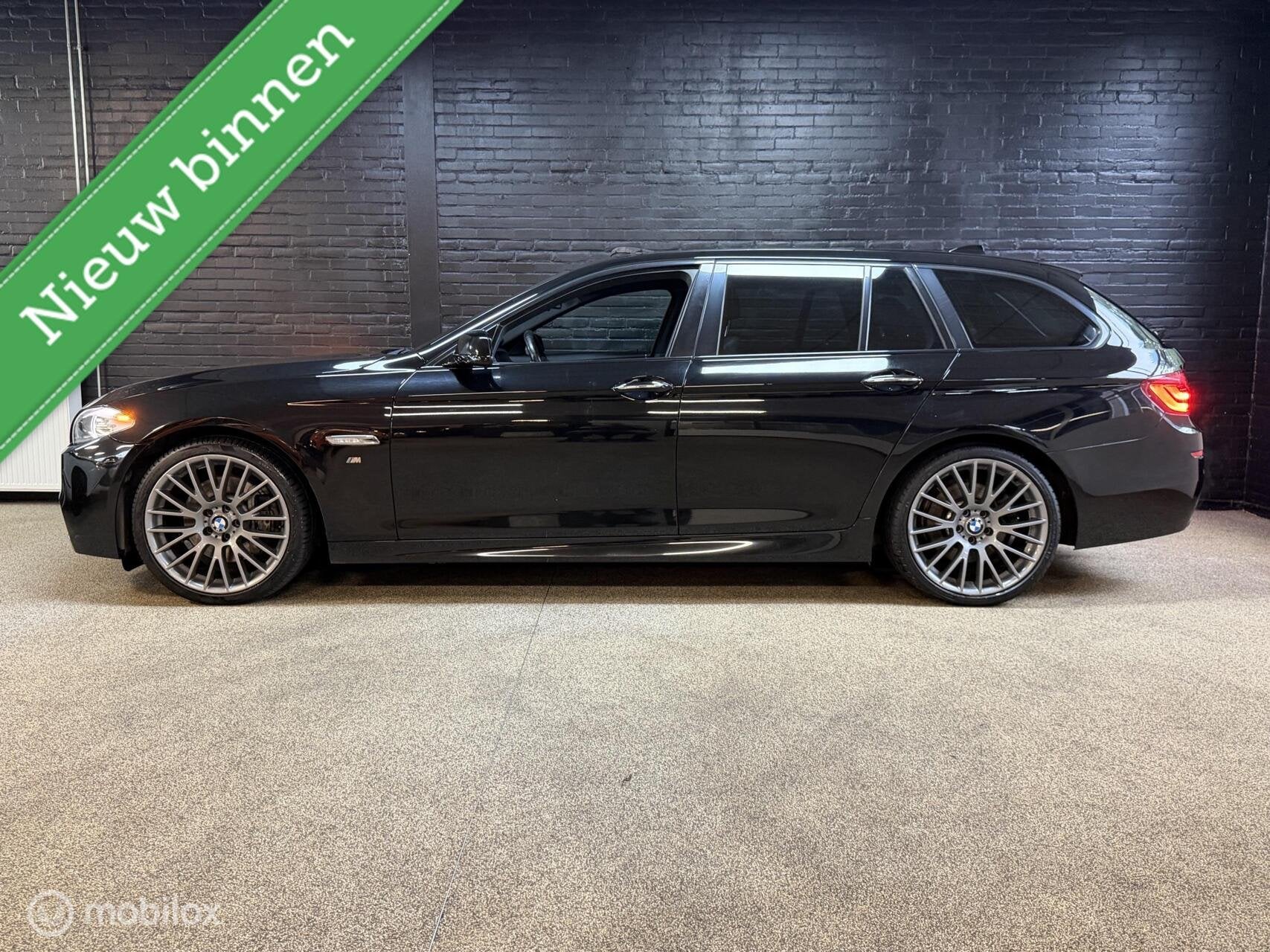 BMW 5-serie Touring 530i High Executive M PAKKET PANO LEDER, Auto's, Euro 5, Gebruikt, Zwart, 2000 kg