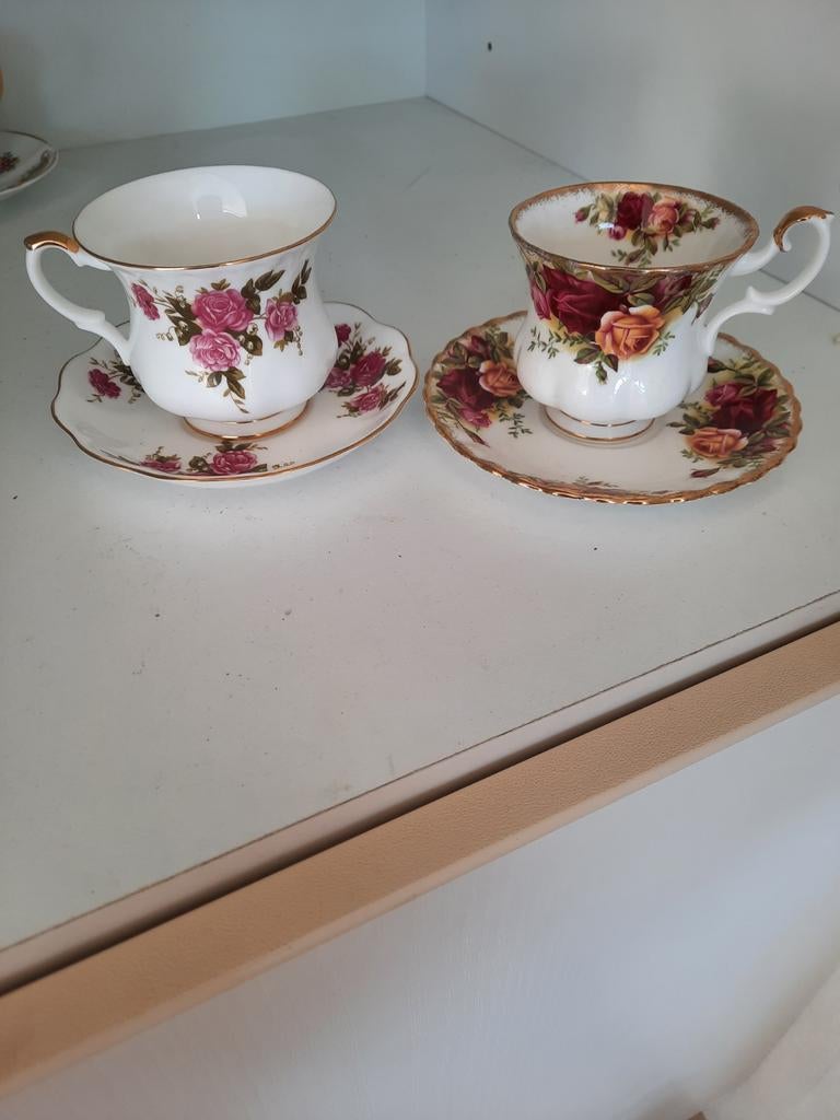 Set van 2 Royal Albert Old Country Roses kopjes en schotels, Antiek en Kunst, Ophalen