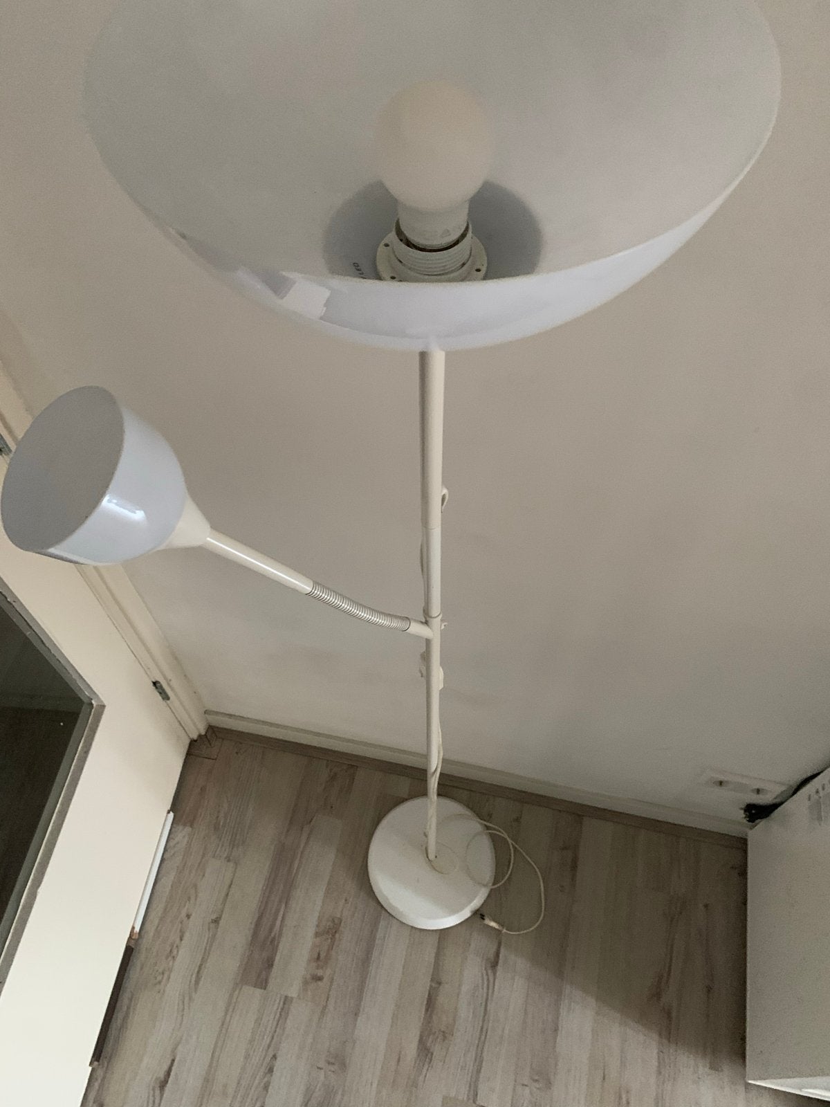 Witte vloerlamp met leeslamp - Modern en functioneel, Ophalen, Gebruikt, E27 (groot), Metaal