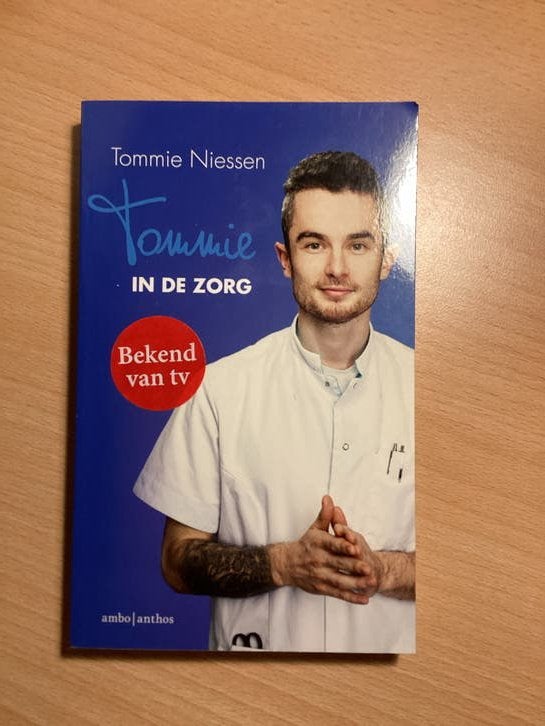 Tommie in de zorg - Tommie Niessen (nieuw), Ophalen of Verzenden, Nieuw, Overige typen
