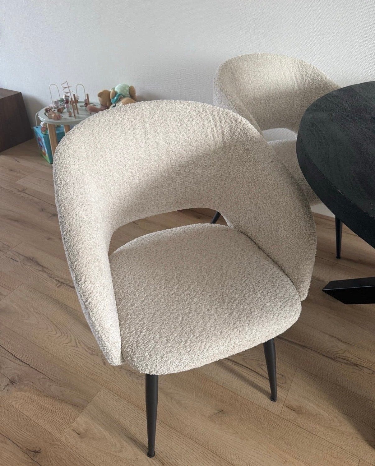 Vier Kwantum Eetkamerstoelen - Crème Bouclé Stof, Ophalen, Twee, Overige kleuren, Zo goed als nieuw