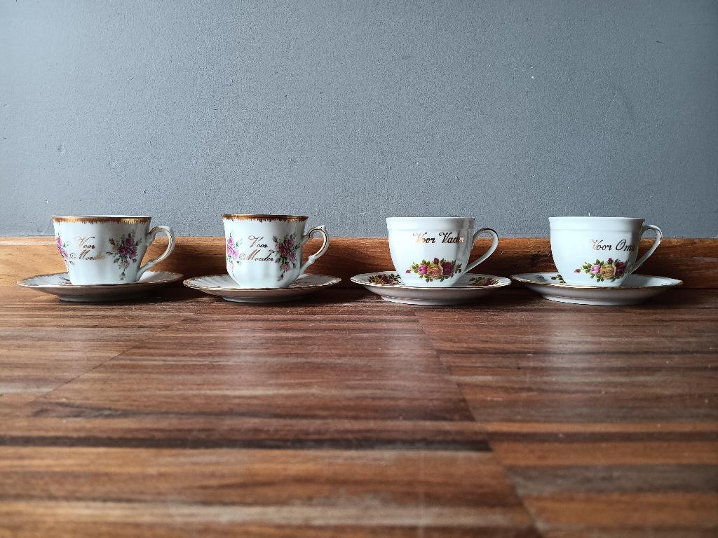 Set van 4 oude kopjes met schotel 'voor moeder/vader/oma', Antiek en Kunst, Antiek | Servies los, Ophalen of Verzenden