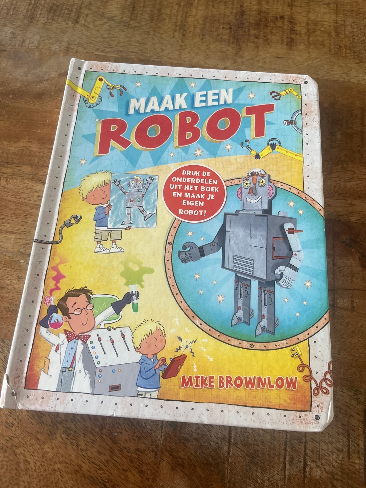 Maak een Robot - Mike Brownlow (Uitklapboek), Ophalen of Verzenden, Zo goed als nieuw, Uitklap-, Voel- of Ontdekboek
