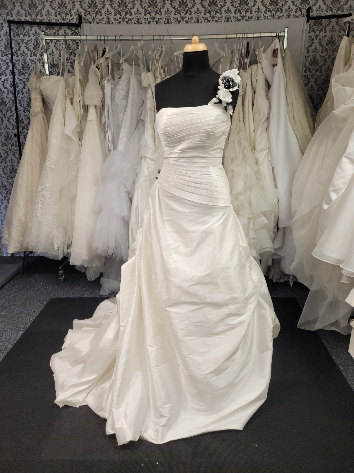 Exclusieve Cosmobella Milano Bruidsjurk – One Shoulder, Ophalen, Nieuw, Wit, Trouwjurk