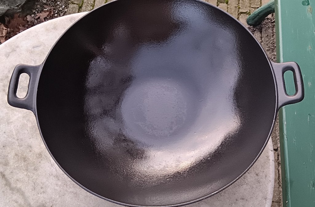 Grote gietijzeren zwarte wok wadjan. Diameter 36 cm (G322), Gietijzer, Ophalen of Verzenden, Zo goed als nieuw, Met handvatten