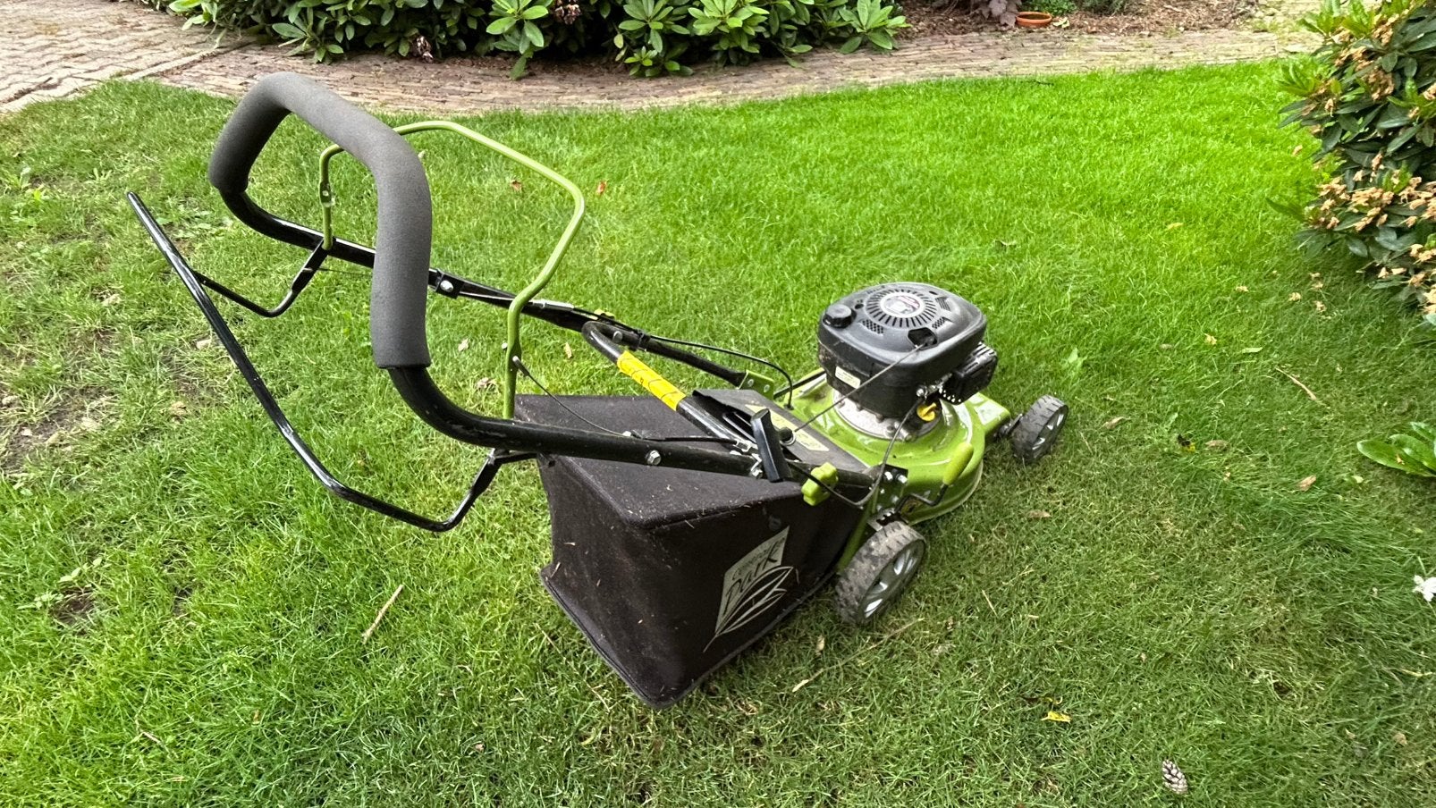Zeer nette benzine motor aangedreven grasmaaier. 45 cm breed, Ophalen, Cirkelmaaier, Zo goed als nieuw, 40 t/m 49 cm