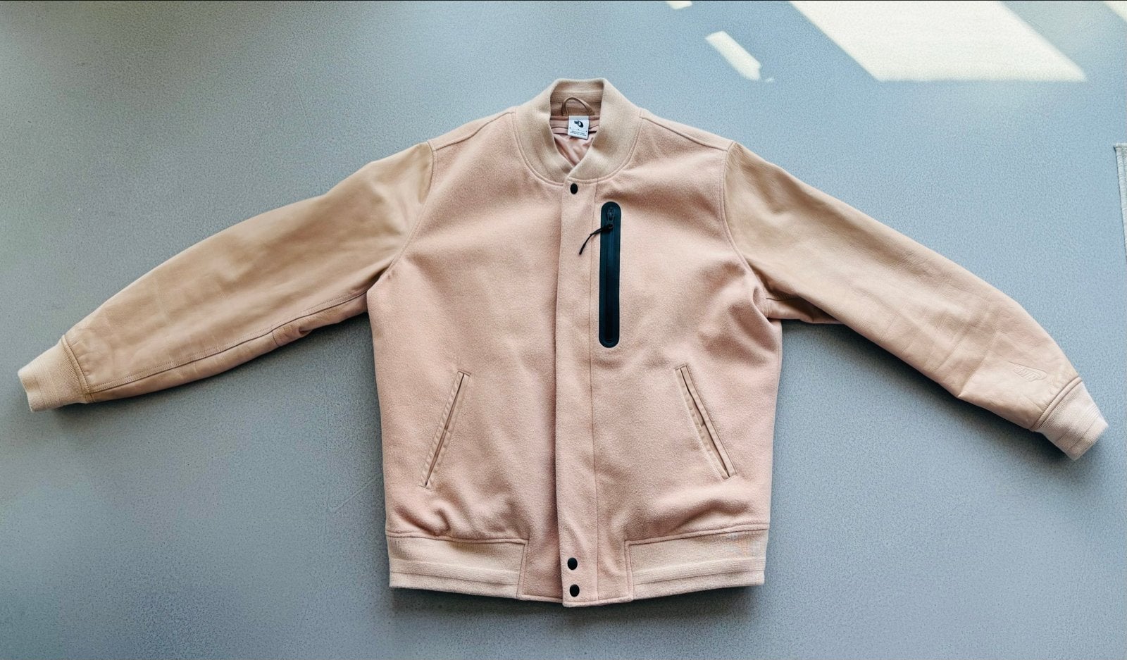 Nike Tech Pack Varsity Jacket - Beige - Maat M, Ophalen of Verzenden, Zo goed als nieuw, Maat 48/50 (M), Beige