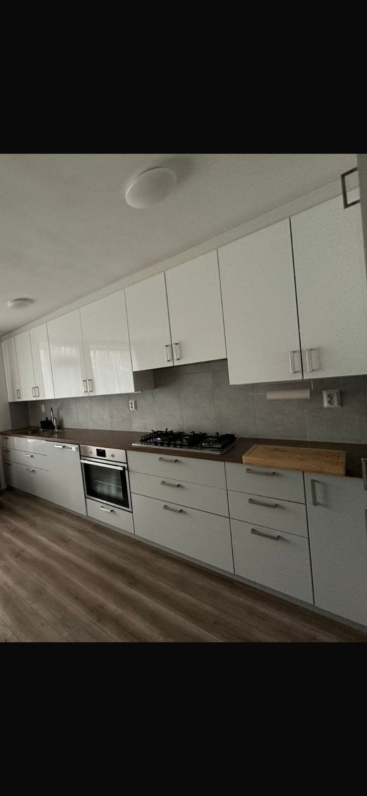 Moderne witte keuken met houten blad en inbouwapparatuur, Huis en Inrichting, Wit, Hoekkeuken, Ophalen of Verzenden, Hout