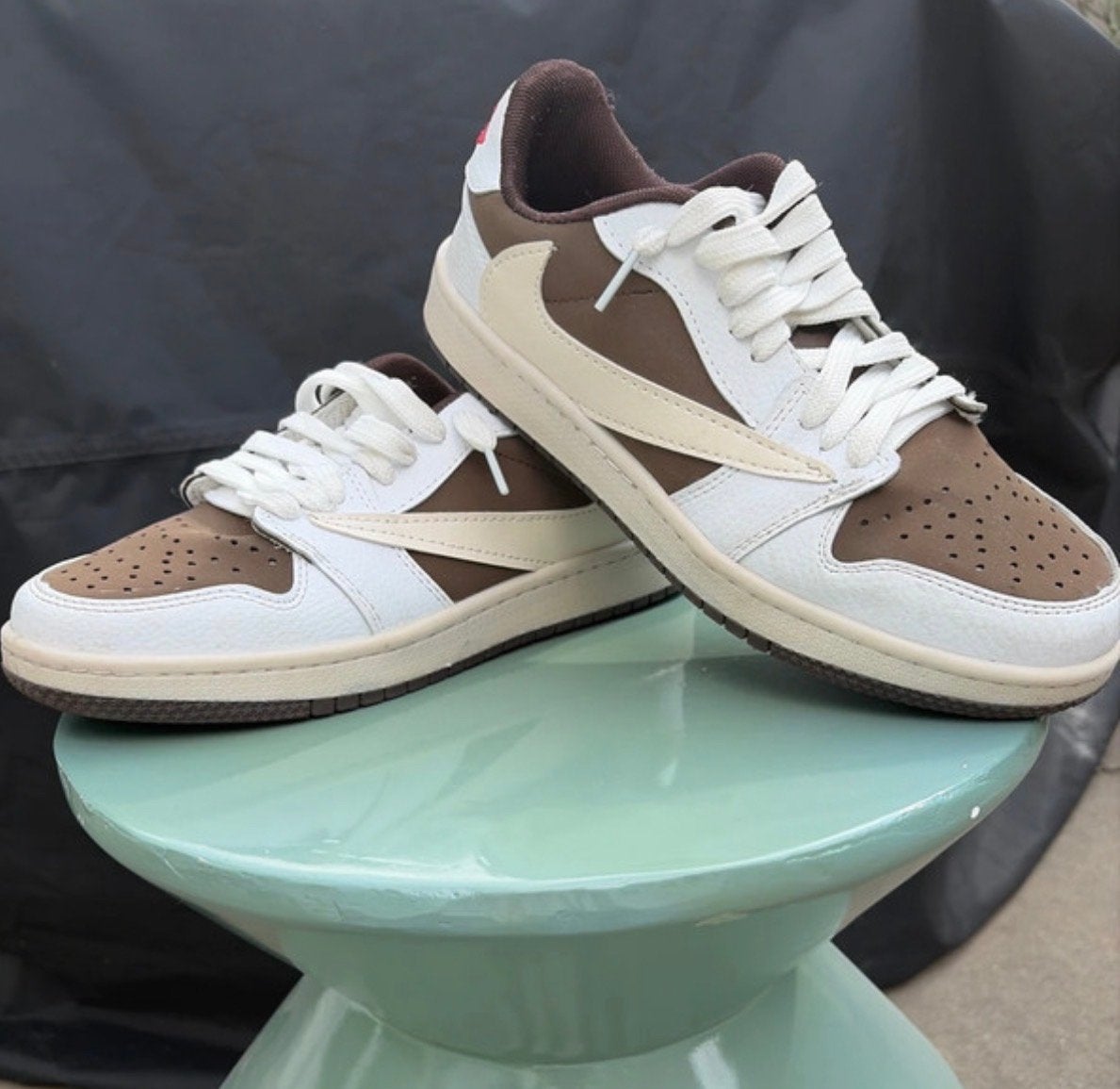 Nike Travis Scott x Air Jordan 1Low OG reverse Mocha, Kleding | Heren, Ophalen of Verzenden, Zo goed als nieuw, Bruin, Sneakers of Gympen