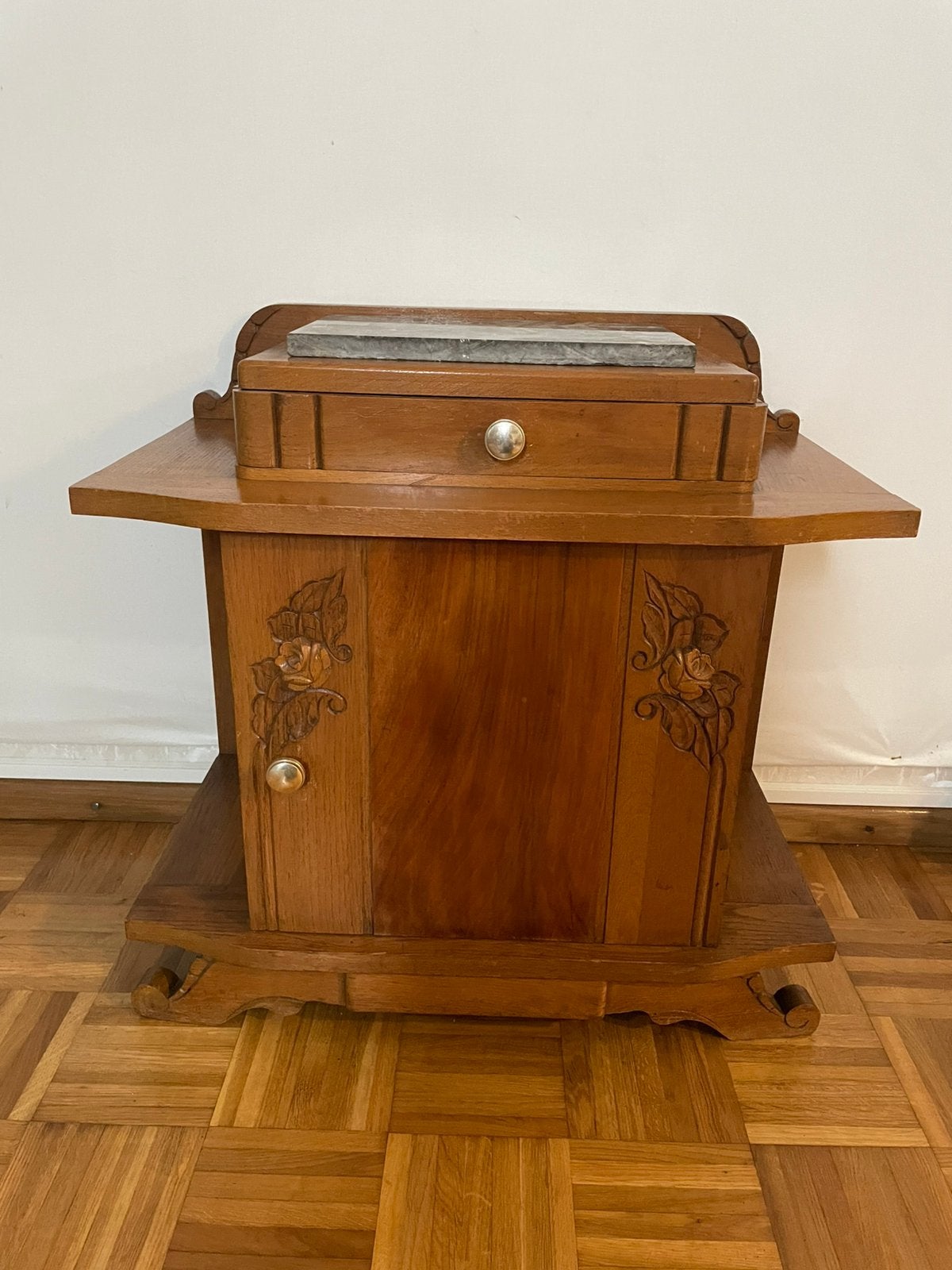 Mooi apart Art Deco Frans nachtkastje met marmeren blad, Huis en Inrichting, Ophalen of Verzenden, Zo goed als nieuw, 45 tot 65 cm
