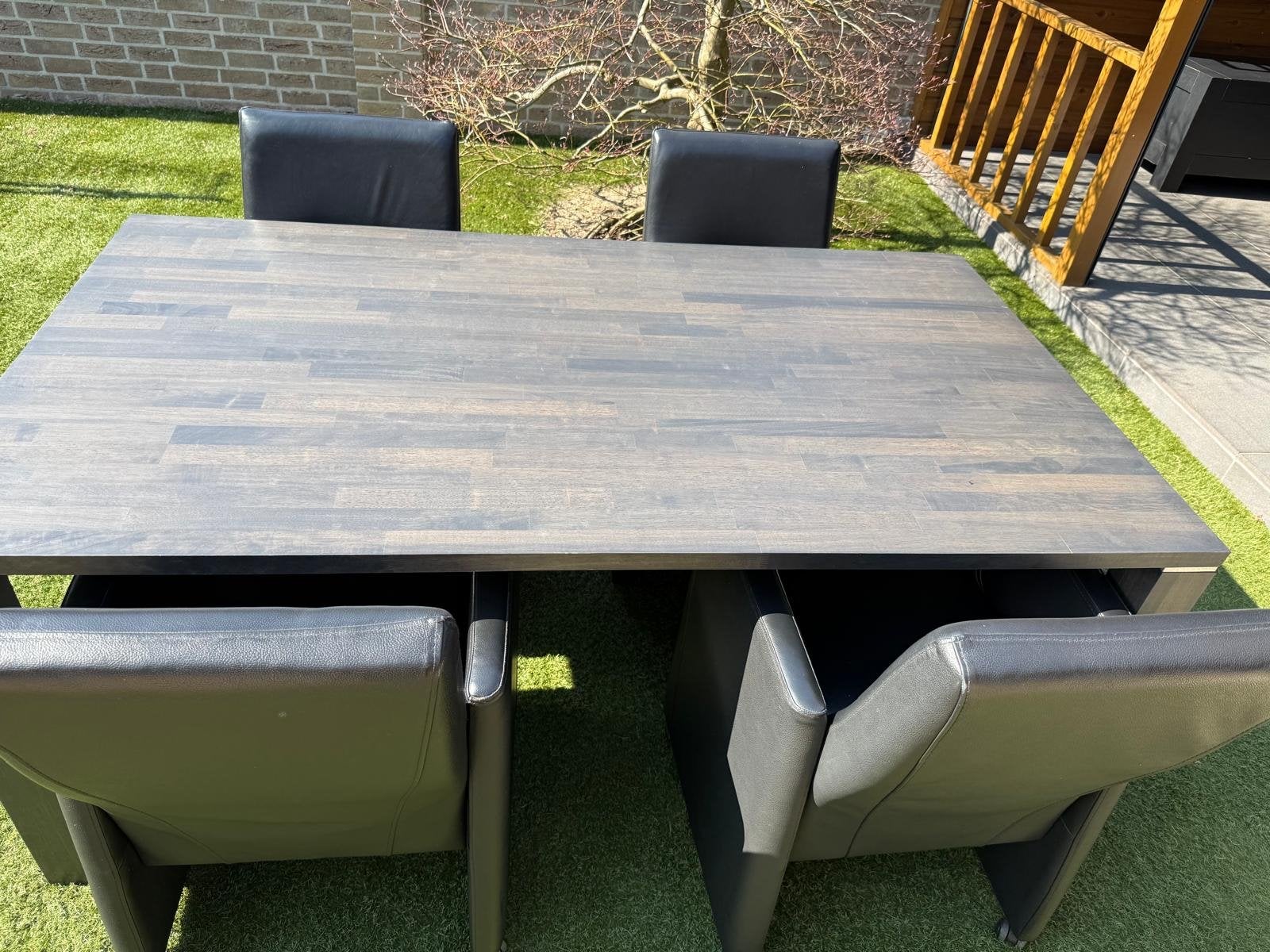 Houten eettafel met 4 zwarte leren stoelen, Huis en Inrichting, Ophalen, Gebruikt, 150 tot 200 cm, Vier personen