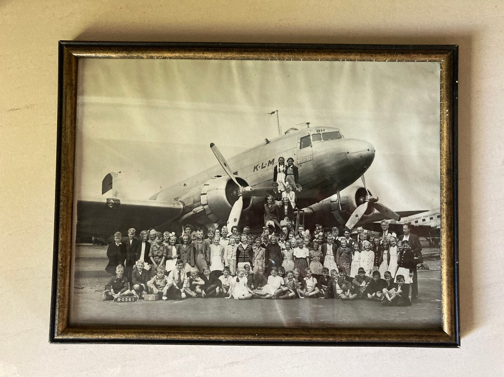 Vintage foto KLM Schiphol Schoolreisje in lijst, Gebruikt, Foto, Ophalen of Verzenden, 1940 tot 1960