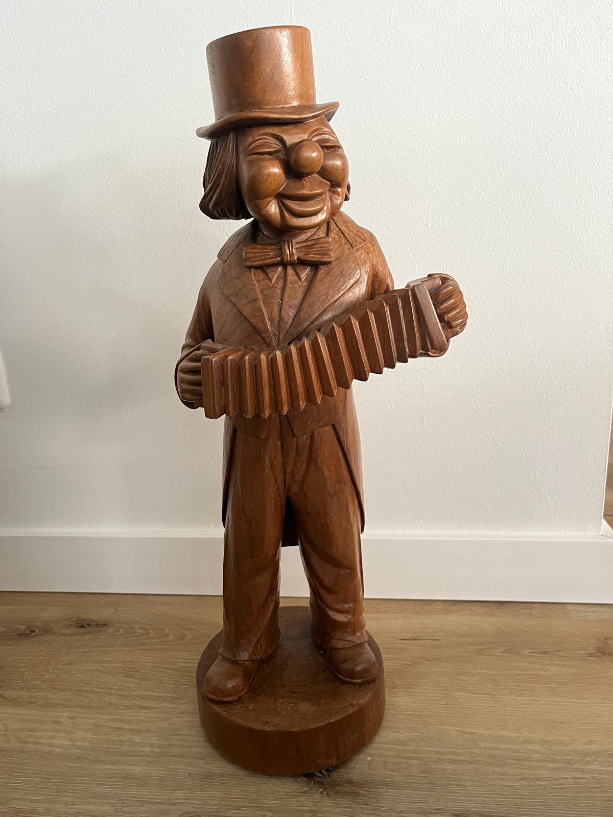 Houten beeld van een lachende clown met accordeon 55 cm hoog, Antiek en Kunst, Overige onderwerpen, Handgemaakt, Beeld, Hout