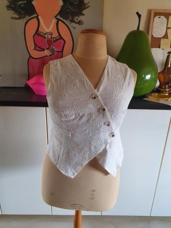 Nieuw! mooi wit broderie gilet maat L!, Kleding | Dames, Maat 38/40 (M), Verzenden, Wit, Nieuw